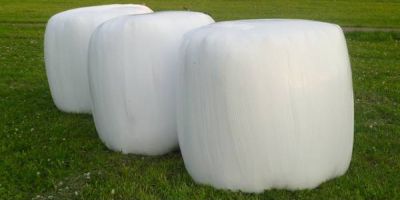 Balení sena do folie